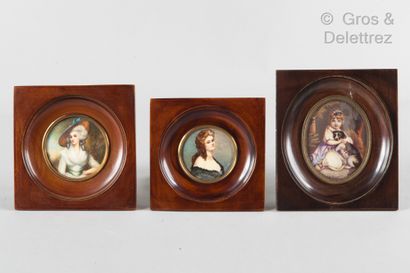 null Lot de cinq miniatures sur vélin et ivoire dans le style du XVIIIe.