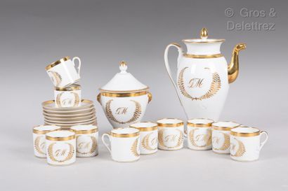 null Service à thé en porcelaine blanche à décor de filets dorés et cartouche central...