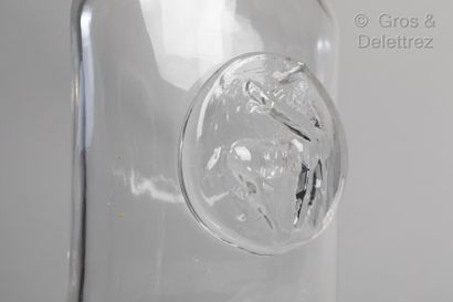 null Carafe en verre moulé à décor d’un médaillon figurant un cheval

H : 27cm