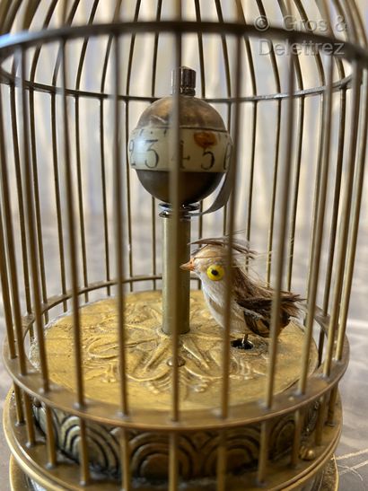 null Horloge boîte à musique(?) en laiton représentant un oiseau en cage, l'heure...