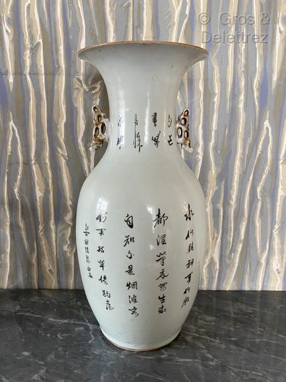 null Chine. Vase balustre en porcelaine à décor émaillé de carpes sur fond d'algues,...