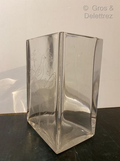 null Baccarat. Vase quMobilierrangulaire en cristal à décor gravé d'un oiseau branché....