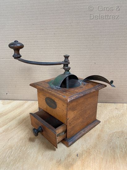 null PeugArt d'Art d'Asiet. Coffee grinder in wood and green lacquered metal.