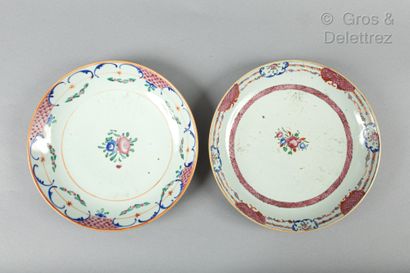 Deux plats en porcelaine décoré en émaux...
