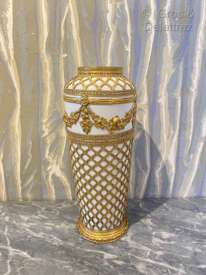 Limoges. Vase balustre en porcelaine blanche...