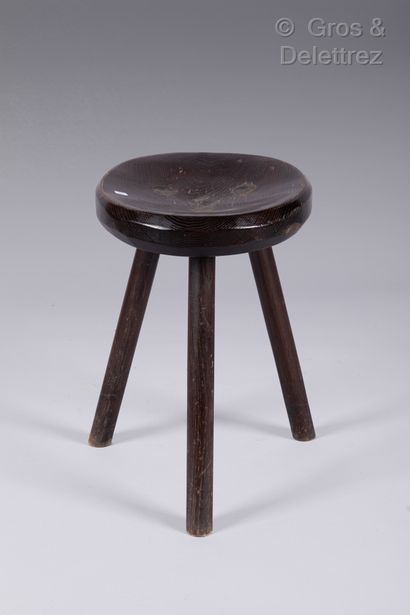 null Brown patinated oak tripod stool. 

Height : 47 cm. Height : 47 cm