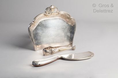 null Christofle.

Silver plated crumb tray with rocaille decoration.