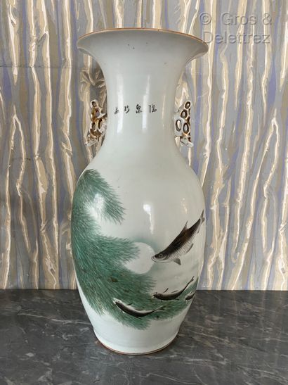Chine. Vase balustre en porcelaine à décor...