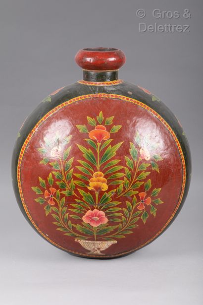 null Important vase en tôle peinte à décor de vasques fleuries.

Haut : 58 cm