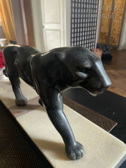 null Sculpture in regula representing a panther on the move. It rests on a rectangular...