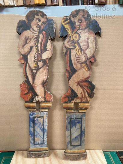 null Pair of polychrome wood cherubs forming sconces.

Height: 86 cm. Misses and...