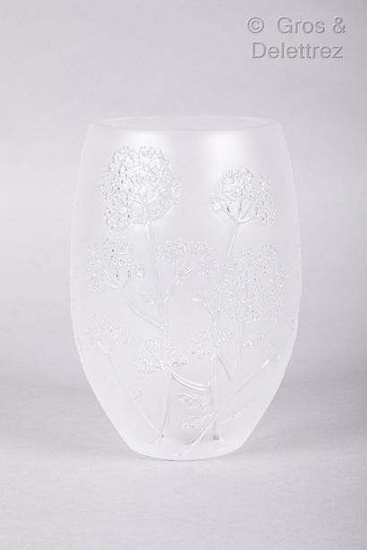 null LALIQUE France

A satin-finish pressed glass vase decorated with umbels.

H...