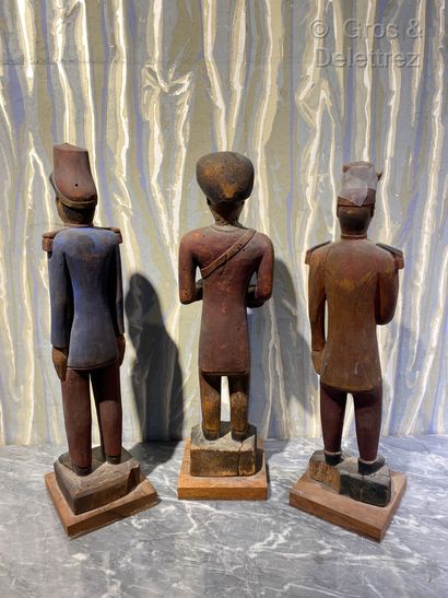 null Work of pontoon. Three polychrome carved wood statuettes representing a drummer...