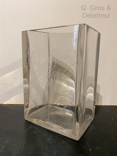 Baccarat. Vase quMobilierrangulaire en cristal...