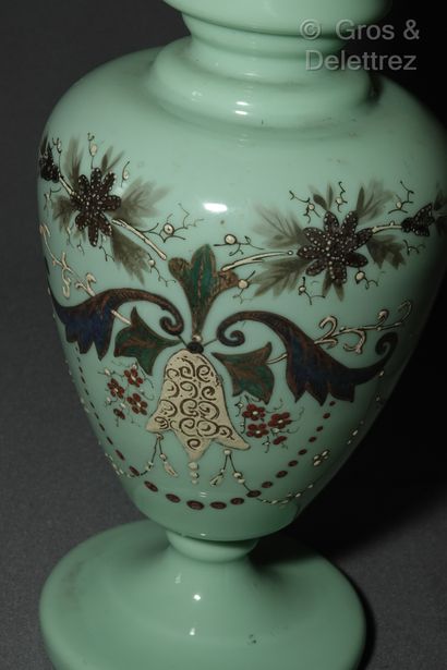 null Lot comprenant : 

- un vase en cristal de Bohême jaune et bleu à décor floral;

-...