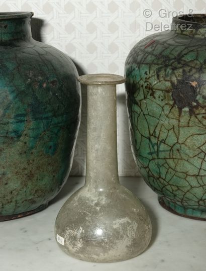 null PERSE

Two green glazed terracotta ball vases with cracks

(accidents and wear),...