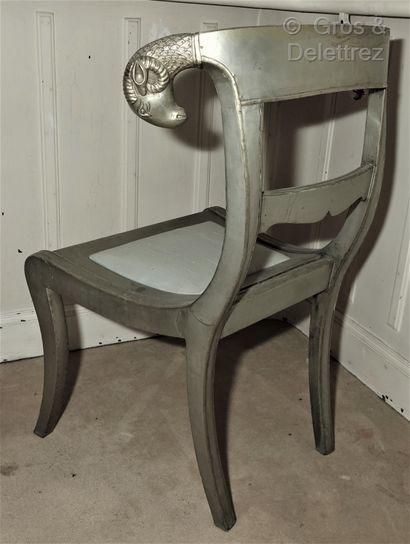 null Paire de chaises en bois plaqué de métal argenté, le dossier à décor de deux...