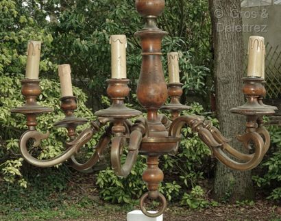 null A Dutch style wood and brass six-light chandelier.

H. 100 cm D. 64 cm