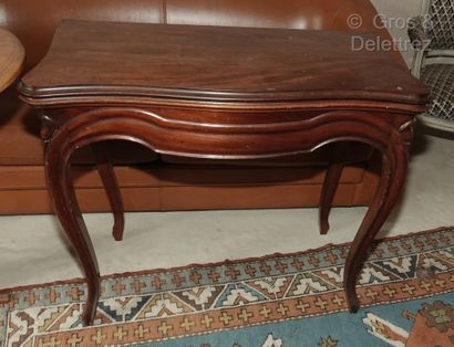 null A mahogany and mahogany veneer game table with a wallet top, the legs arched....