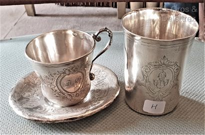 null H - Timbale en argent uni, chiffrée dans un cartouche.

On joint une tasse et...