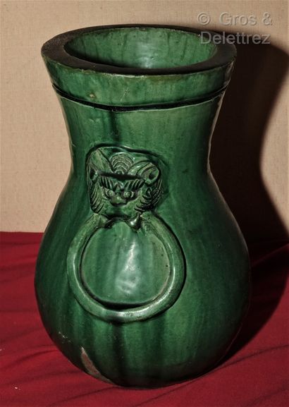 null CHINE

Lot en grès émaillé vert comprenant un vase balustre et un brûle-parfum...