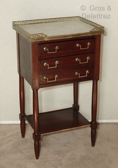 null Rectangular mahogany and mahogany veneer coffee table opening with three drawers,...
