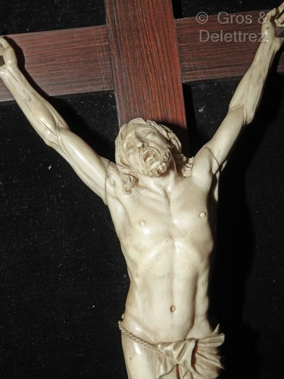 null Christ en ivoire 

XVIIIe siècle

H. 30 cm

La croix en bois rapportée.