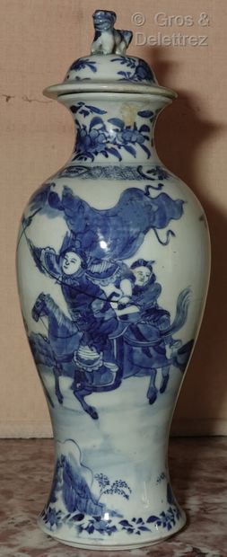 null CHINE

- Vase balustre couvert en porcelaine à décor en camaïeu bleu de guerriers...