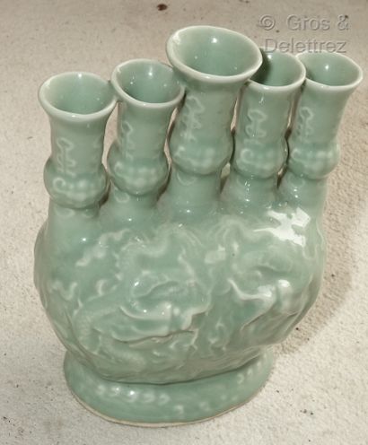 null CHINE

Vase pique-fleurs à cinq tubulures en porcelaine céladon à décor de dragons...