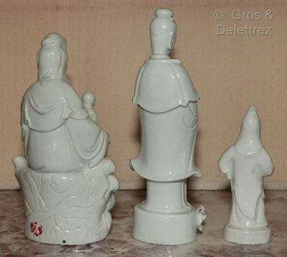 null CHINE

Lot comprenant trois sujets en blanc de Chine représentant une Guanyin...