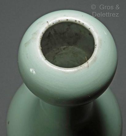 null CHINE

Vase balustre dit tête d'ail en porcelaine émaillée céladon.

XIXe siècle

H....