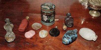 null Lot including : 

- three snuff boxes; 

- two salt bottles and a circular perfume...