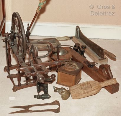  Lot d'ustensiles et outils anciens, comprenant : 
- deux moulins à café; 
- un moule...