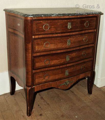 null Petite commode chiffonnière de forme mouvementée en bois de placage marqueté...