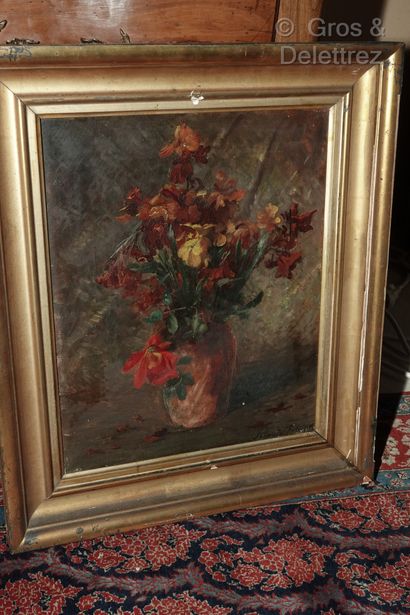  Willem DE KOK (1883-1959) 
Nature morte au vase de fleurs sur un tapis 
Huile sur...