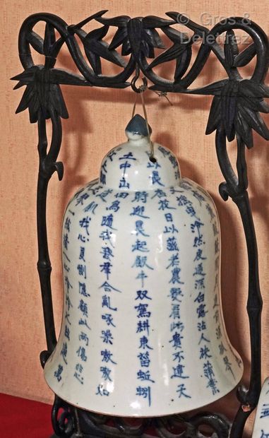 null CHINA

A white porcelain bell and drum decorated with calligraphy in blue monochrome.

H....