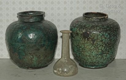 PERSE 
Deux vases boule en terre cuite vernissée...
