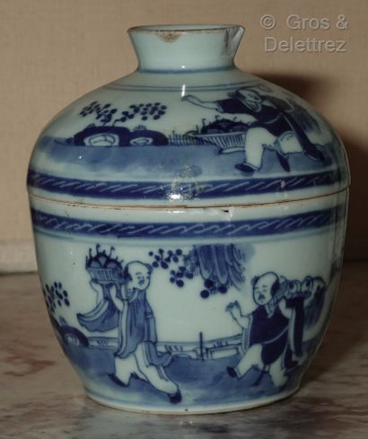 null CHINE

- Vase balustre couvert en porcelaine à décor en camaïeu bleu de guerriers...