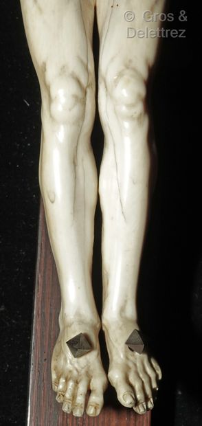 null Christ en ivoire 

XVIIIe siècle

H. 30 cm

La croix en bois rapportée.