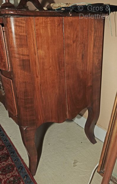 null Walnut chest of drawers, the front in crossbow opening by two drawers, the legs...