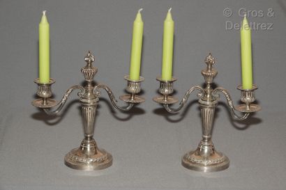 null Paire de petits candélabres à deux lumières en métal argenté à décor de cannelures,...