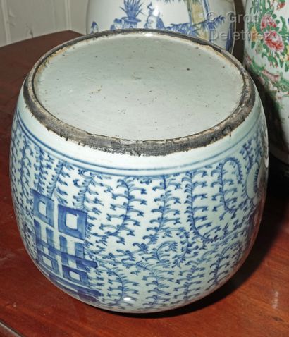 null CHINE

Lot en porcelaine comprenant : 

- Pot à gingembre à décor en camaïeu...