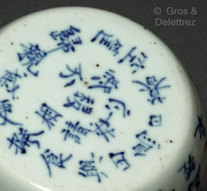 null CHINE

Cloche et un tambour en porcelaine blanche à décor de calligraphies en...