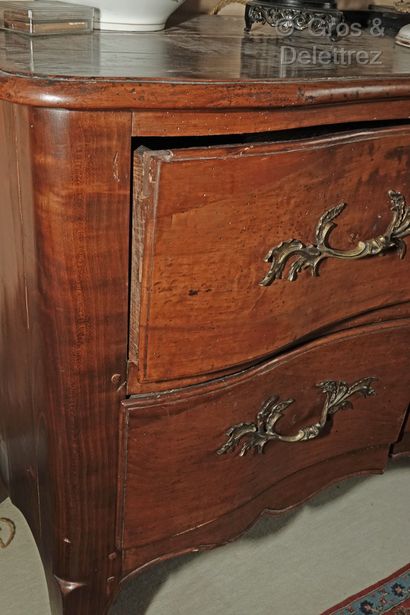 null Walnut chest of drawers, the front in crossbow opening by two drawers, the legs...