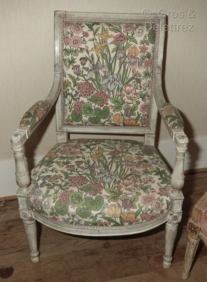 null A set of two armchairs: 

- One grey relacquered from the Directoire period

H....