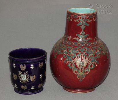  SARREGUEMINE 
Important vase en céramique à décor de volutes bleu turquoise et or...