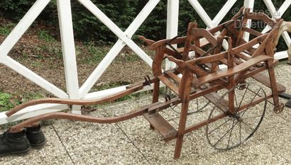 null Carriole d'enfant à deux places en bois, les roues en métal.

H. 86 cm L. 129...