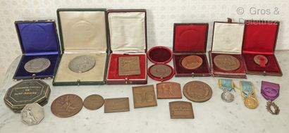 null Reunion of three decorations and fifteen medals in bronze and silver bronze,...