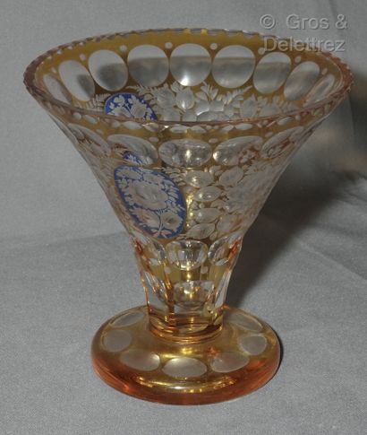 null Lot comprenant : 

- un vase en cristal de Bohême jaune et bleu à décor floral;

-...