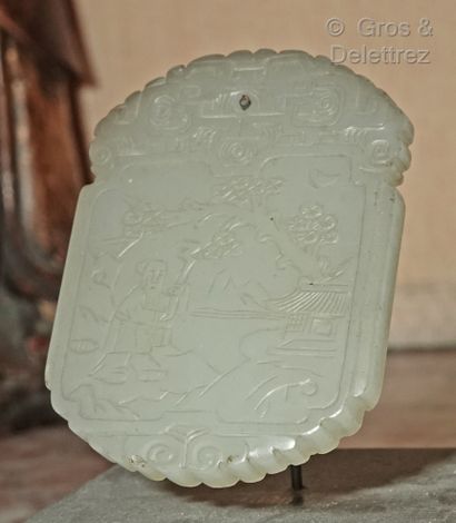 null CHINE 

Pendentif en jade céladon à décor gravé, sur une face, d'un sage sur...